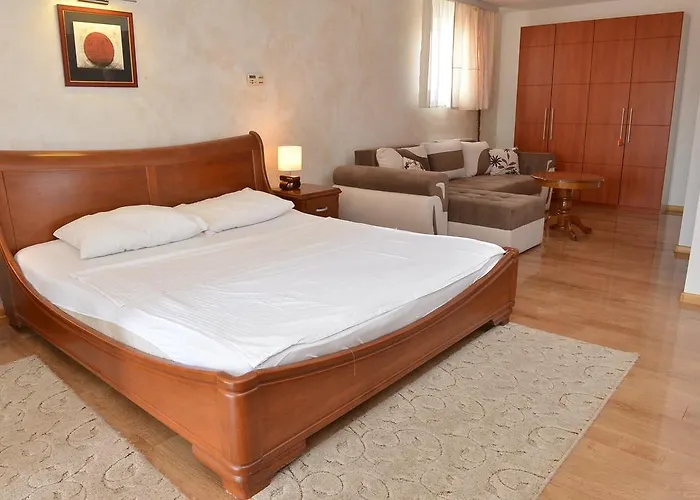 Apartment And Rooms In Club