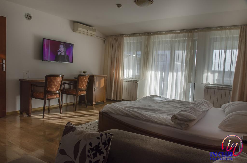 Apartment And In Club Indija