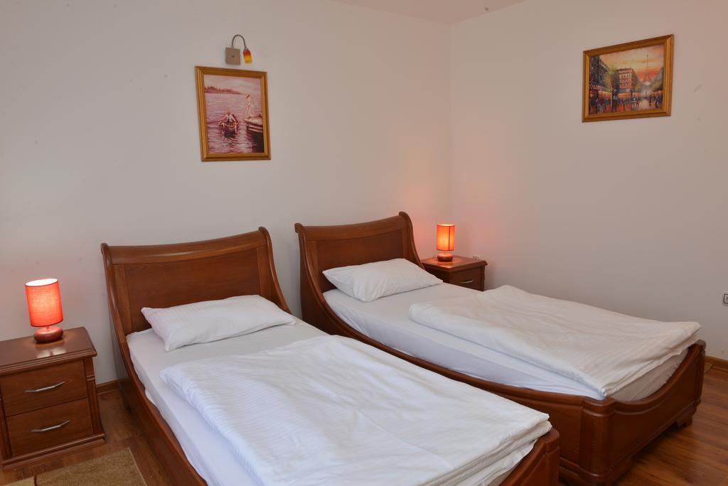 Apartment And In Club Indija