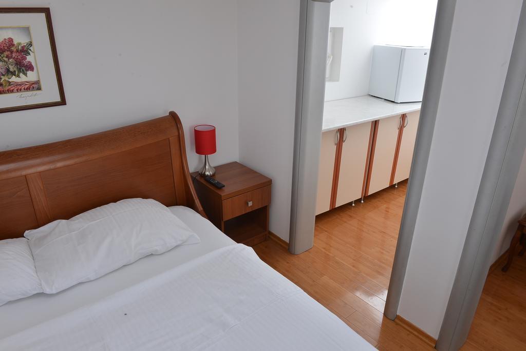 Apartment And In Club Indija