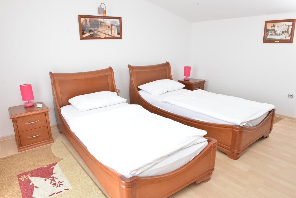Apartment And In Club Indija