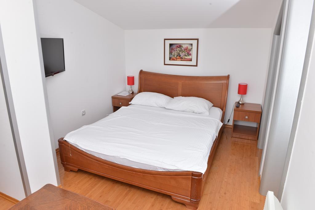 Apartment And In Club Indija